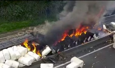 Carreta tomba e carga de algodão pega fogo em Dois Córregos