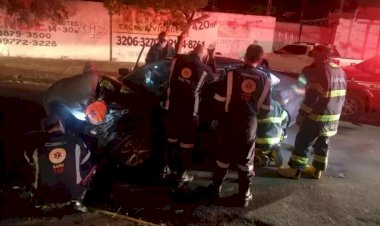 Motorista sofre fratura exposta ao colidir contra árvore em Bauru