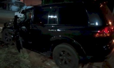 Carro colide com caminhão carregado de cana na rodovia SP-331, em Ibitinga