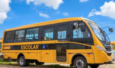 Criança de quatro anos é esquecida em ônibus escolar, anda sozinha pela rua e é amparada por pedestre em Bariri