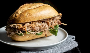 Voluntários promovem venda de lanche de pernil da Praça da Matriz em prol de vítimas de enchentes do RS