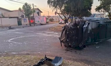 Carro de luxo arranca poste de energia elétrica e tomba em Jaú