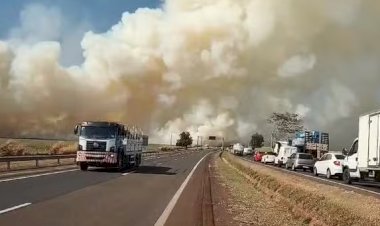 Incêndio às margens da Bauru-Jaú bloqueia trecho da rodovia próximo ao trevo de Itapuí e causa acidente