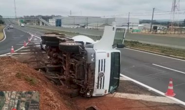 Caminhão colide com barranco e tomba na Bauru-Jaú