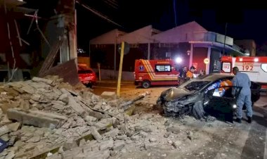 Motorista fica gravemente ferido após carro colidir e destruir fachada de laboratório em Bauru