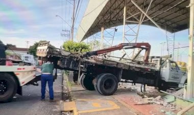 Caminhão desgovernado invade complexo desportivo em Bauru