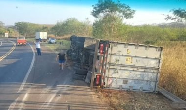Acidente com caminhão na SP-321 deixa motorista gravemente ferido, em Ibitinga