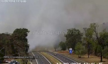 Incêndio em mata interdita rodovia SP-225 e mobiliza autoridades em Pederneiras