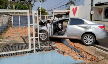 Criminosos rendem idosos e roubam reais, dólares e euros de residência em Bauru; um dos assaltantes é preso ao sofrer acidente durante tentativa de fuga com o carro das vítimas