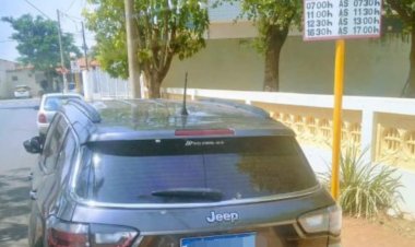 Motorista denuncia carro de funcionário da prefeitura de Bariri estacionado em vaga preferencial de veículo escolar