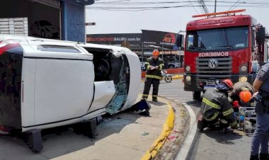 Colisão seguida de capotamento deixa idoso ferido em Bauru