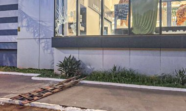 Assaltantes invadem shopping e levam cofre de joalheria em Jaú