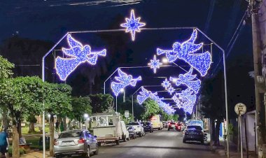 Itapuí encanta com tradicional decoração natalina na Praça da Matriz
