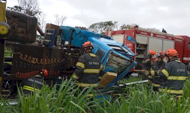 Motorista morre após tombar caminhão na barragem entre Ibitinga e Iacanga