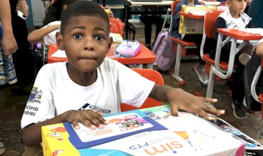 Mais de 3 mil alunos da Rede Municipal de Bariri recebem apostilas