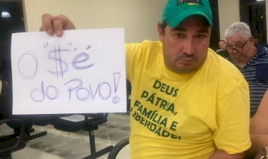 Manifestantes protestam contra criação do cargo de assessor parlamentar em sessão tensa na Câmara de Bariri