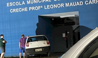 Carro bate em outro veículo e atinge parede de creche em Bariri