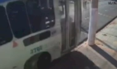 Ônibus invade calçada e derruba poste em Pederneiras