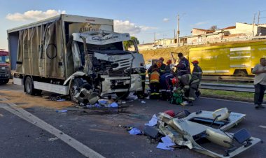 Caminhão transportando cervejas atinge bitrem carregado com eucaliptos na Marechal Rondon