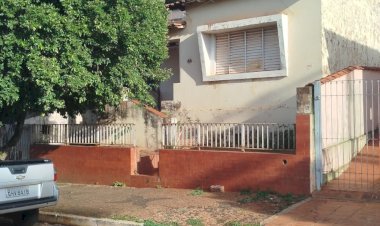 Vizinhos de casa abandonada na João Lemos denunciam situação insalubre após imóvel ser invadido por moradores de rua e dependentes químicos
