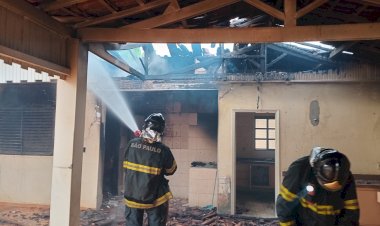 Casa pega fogo no centro de Bariri