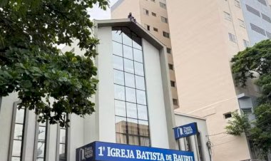 Homem sobe em telhado de igreja e atira telhas sobre veículos e pedestres em Bauru