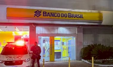 Criminosos invadem banco, rendem funcionários e levam meio milhão em malotes