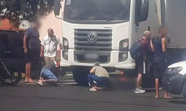 Motociclista morre ao colidir com carro e ir parar debaixo de caminhão em Bauru