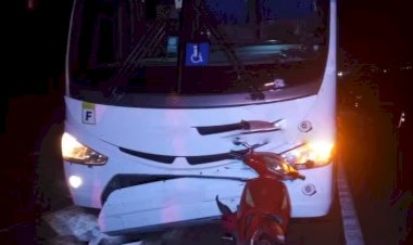 Colisão traseira deixa moto cravada em ônibus em Agudos
