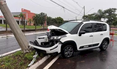 Carro derruba poste durante colisão em Bauru