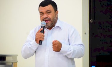 Gilson pede respeito à sua família e cita “pessoa em desvio de função que recebe salário de R$ 30 mil”; professores afastados para assumirem cargos comissionados também viram pauta na Câmara de Bariri