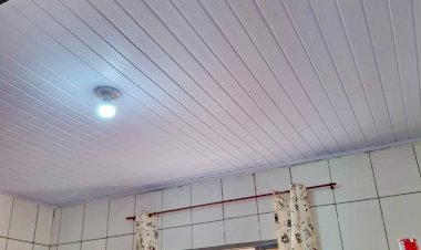 Família vítima de incêndio reconstrói forro de casa com ajuda de empresários baririenses