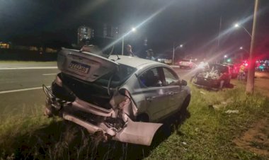 Engavetamento com três carros deixa motorista ferida em Bauru