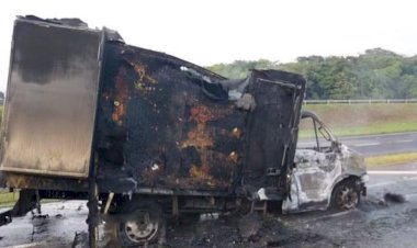 Caminhão de frios pega fogo em rodovia de Bauru