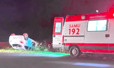 Motorista é arremessado para fora de veículo após colisão com caminhão de cana seguida por capotamento em Arealva