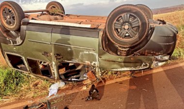 Motorista capota veículo ao desviar de cachorro e ciclista na vicinal de Ibitinga
