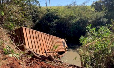 Caminhão cai no Rio Bauru entre Boraceia e Pederneiras