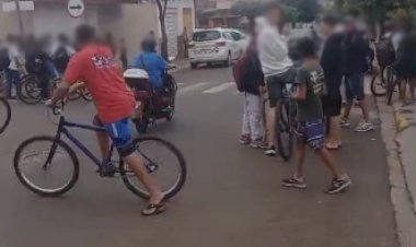 Briga generalizada em saída de escola mobiliza forças policiais em Bariri; adolescente de 15 anos é detido por lesão corporal