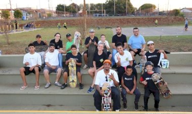 Skatistas de Bariri são premiados em campeonato em Lençóis Paulista; Arthur Budin, aluno da Escolinha de Skate, se sagra campeão mirim