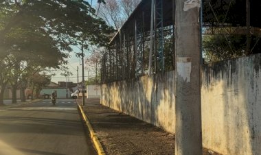 Setor de Trânsito altera sinalização de via próximo à escola Rosa Benatti após relatos de aglomeração e poluição sonora; PM teve viatura danificada em uma das intervenções