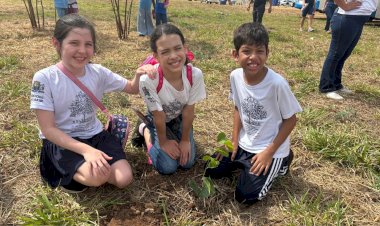 Dia do Rio Tietê: Alunos da Rede Municipal plantam 60 árvores e soltam oito mil alevinos no ancoradouro de Bariri
