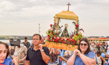 Boraceia recebe centenas de fiéis no dia de Nossa Senhora Aparecida em tradicional procissão sobre as águas do Tietê