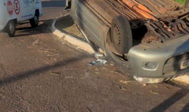 Uno capota ao ser atingido por outro carro em alta velocidade em Bariri