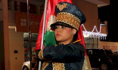 Banda Marcial brilha em desfile que marcou o “acender das luzes de Natal” em Bariri; evento reúne grande público mesmo com chuva