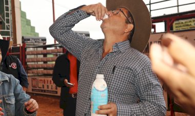 Bezerrão 2026: Vencedor bebe garrafa de leite em 10,15 segundos, mas não supera recorde anterior no Boraceia Rodeio Show