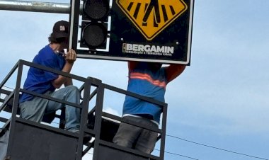 Setor de Trânsito instala semáforo inteligente em frente a escola SESI, após mais de um ano de tratativas
