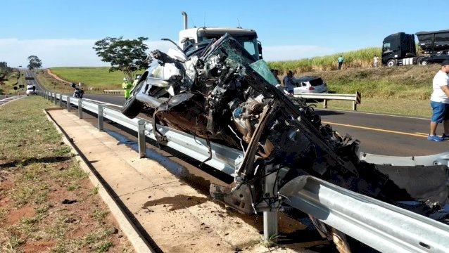 Mulher morre em acidente com três carros na Jaú-Bocaina