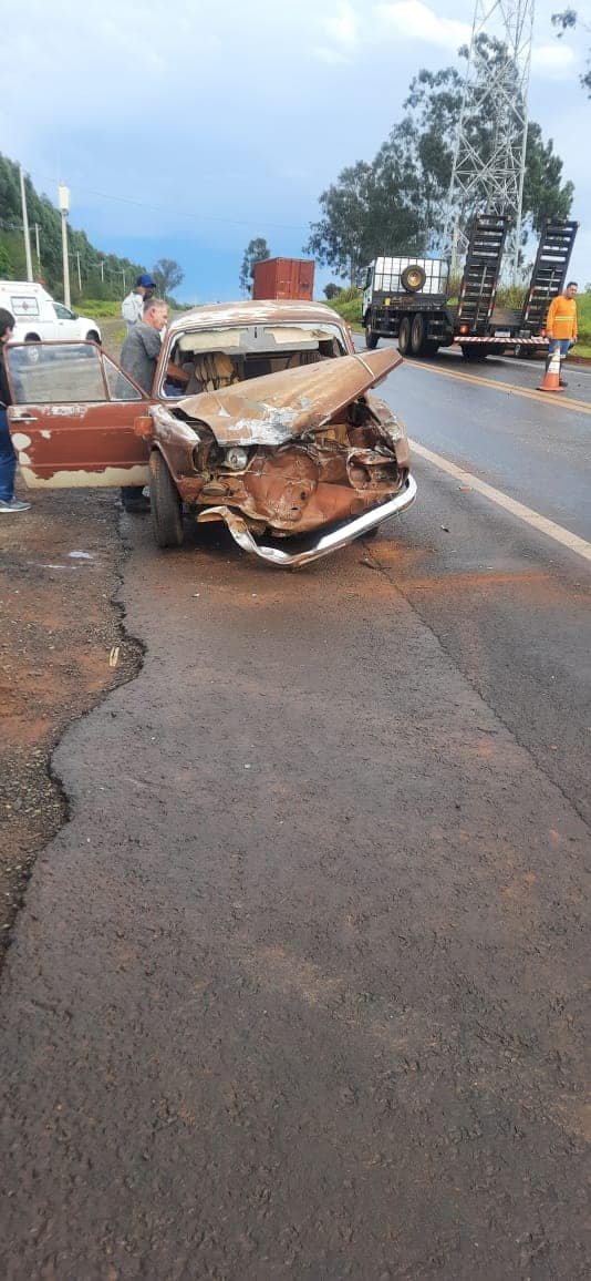 Brasilia colide com caminhão prancha em Dois Córregos