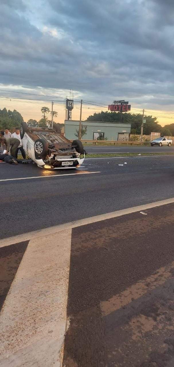 Médico colide com placa e capota carro em Jaú