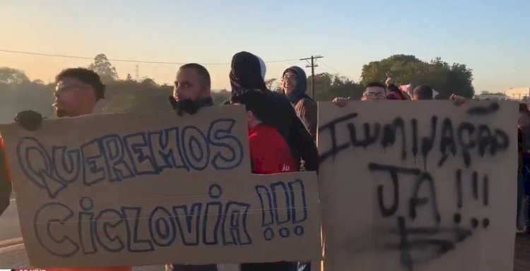 Com narizes de palhaço, manifestantes protestam por melhorias no trecho que liga a Rodovia Braz Fortunato ao Jardim Garotinho, em Bariri